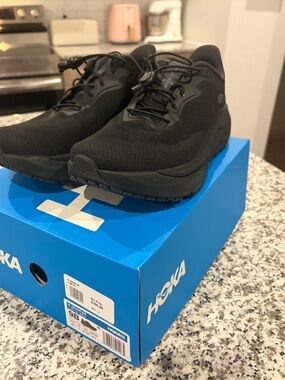 Hoka One Women's Arahi SR in Size 9